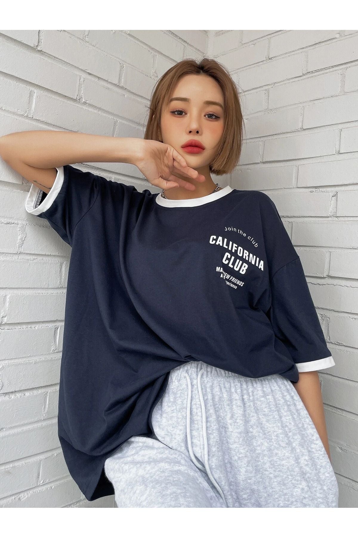 Weißes, marineblaues Oversize-T-Shirt mit detailliertem Club-Print von Rebana
