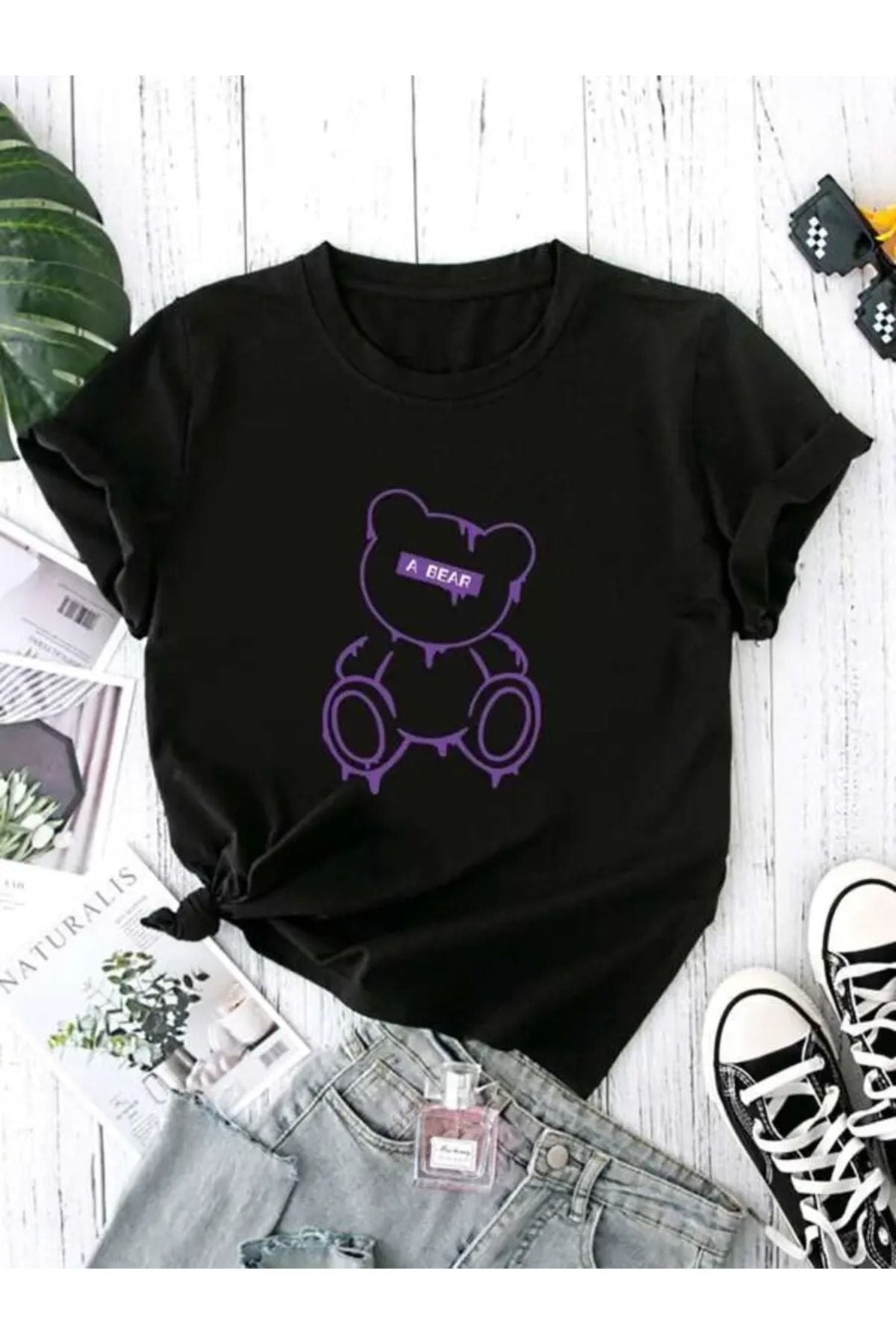 Ein schwarzes T-Shirt mit Bären-Aufdruck