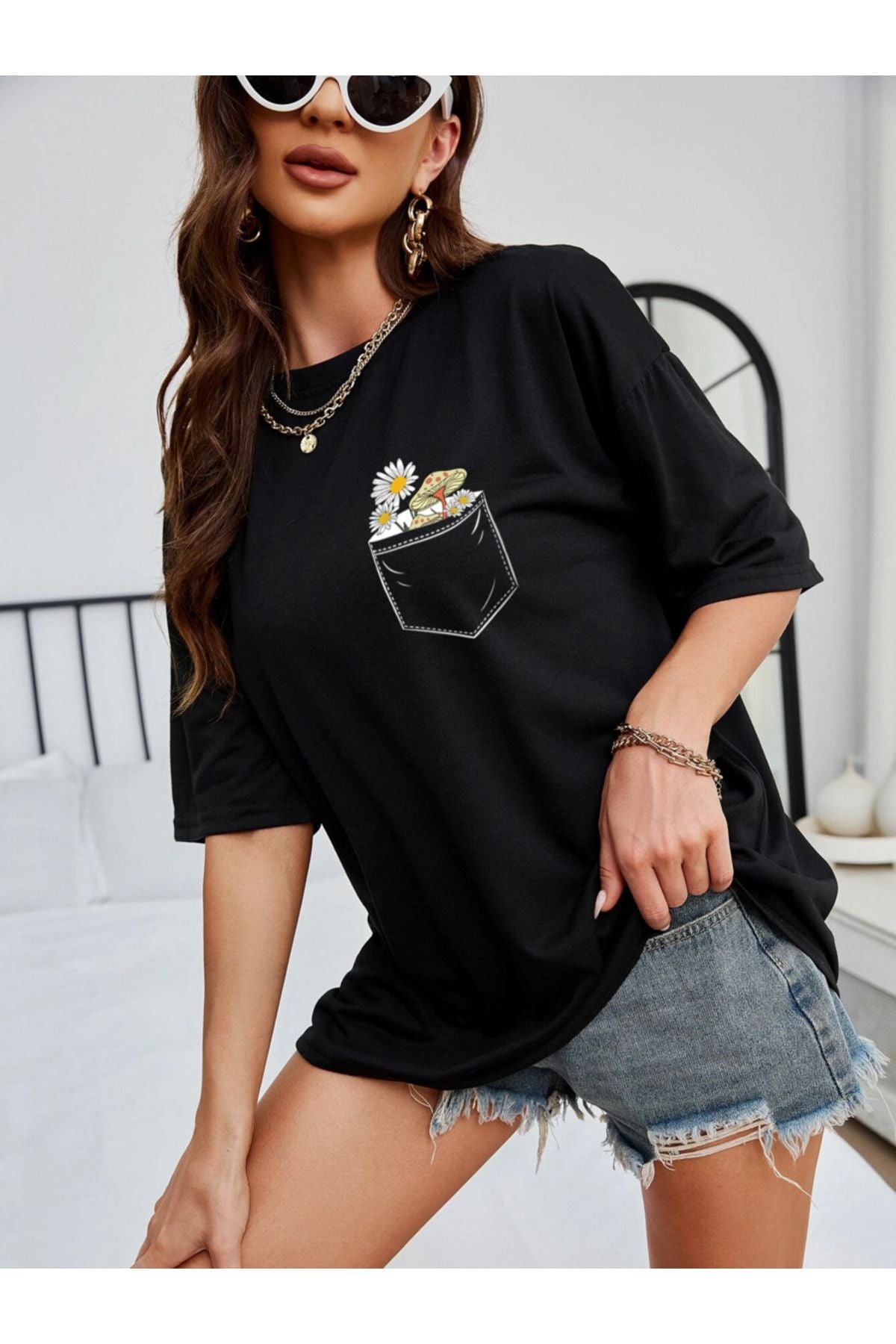 CEP DETAY ÇİÇEK baskılı siyah tshirt