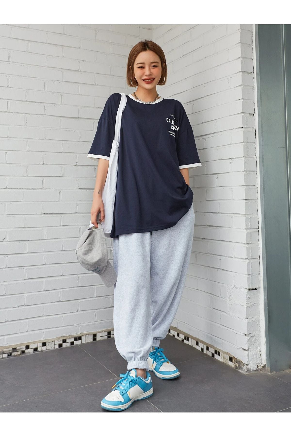 Weißes, marineblaues Oversize-T-Shirt mit detailliertem Club-Print von Rebana