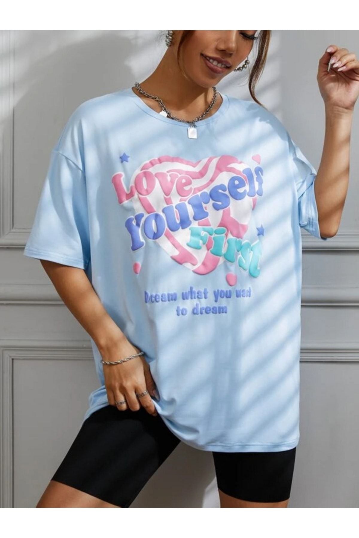 Blaues T-Shirt mit Loveyourself-Print
