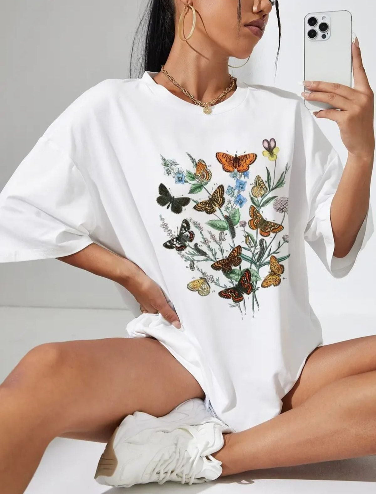 Weißes T-Shirt mit buntem Schmetterlings-Print