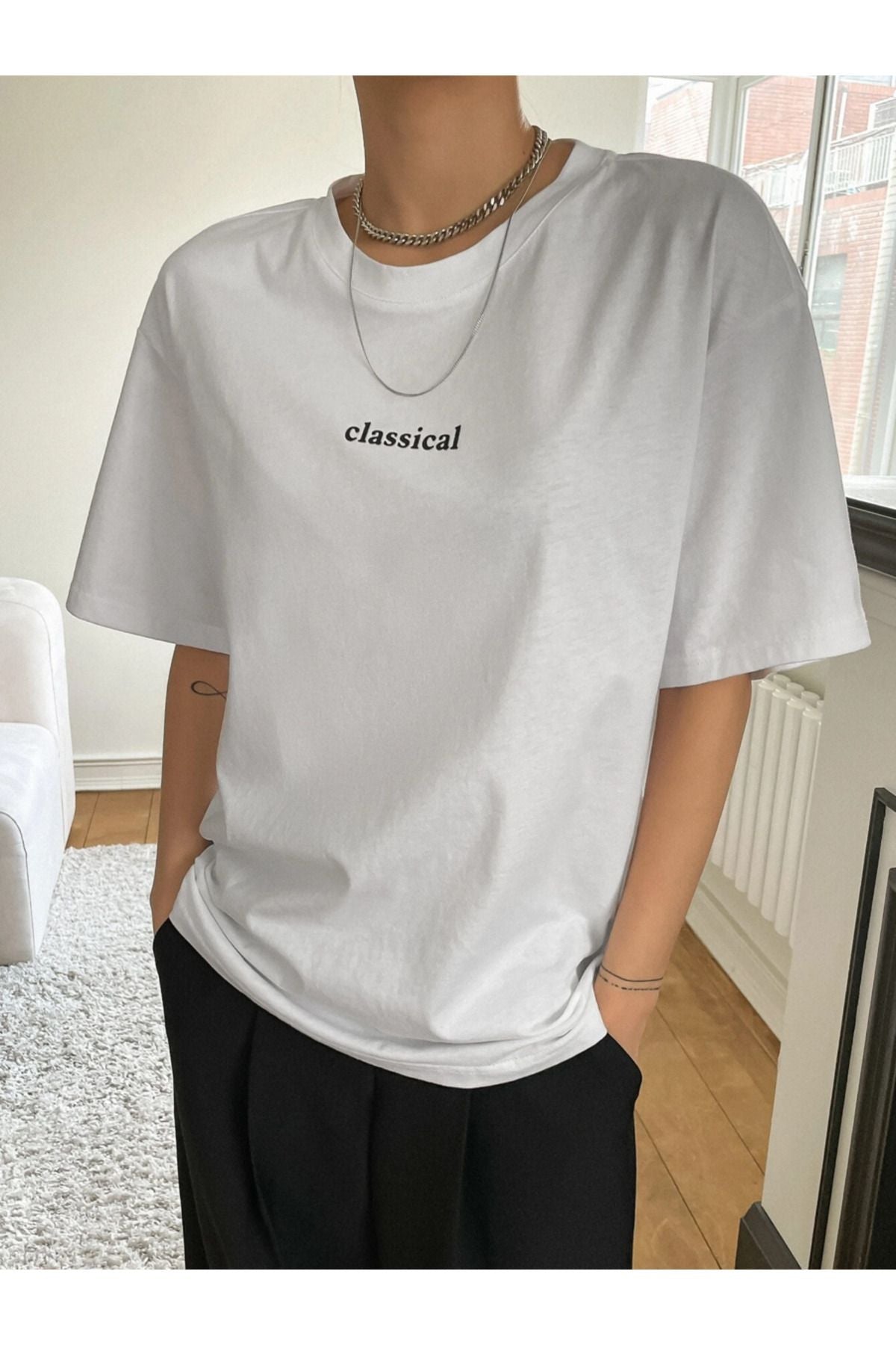 beyaz classical baskılı oversize tişort