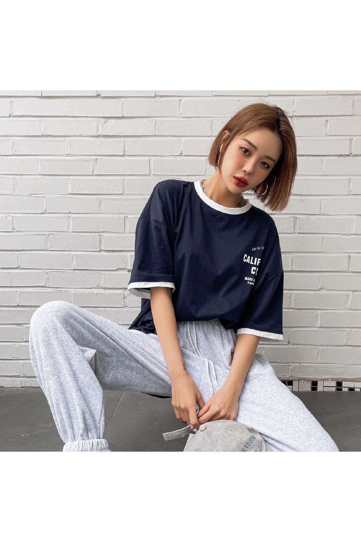 Weißes, marineblaues Oversize-T-Shirt mit detailliertem Club-Print von Rebana