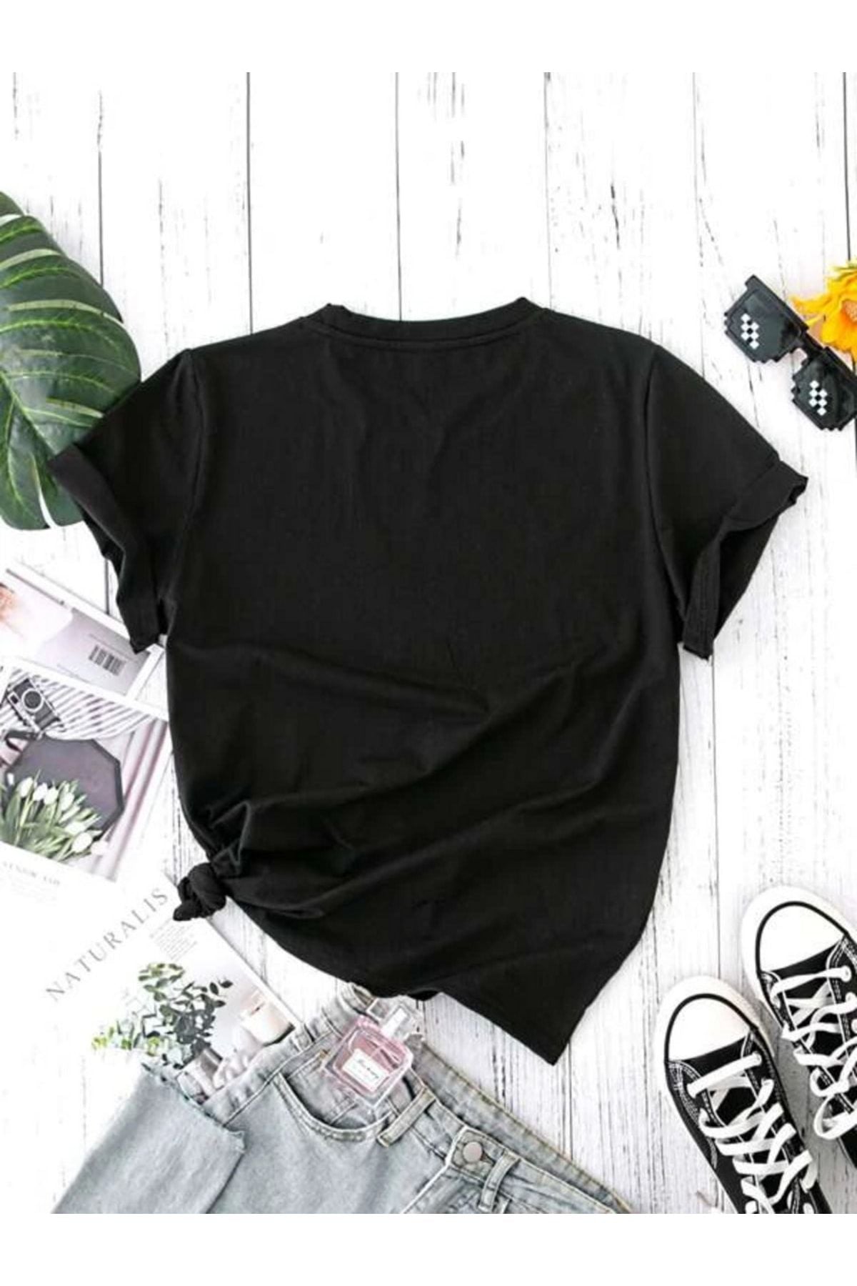 Ein schwarzes T-Shirt mit Bären-Aufdruck